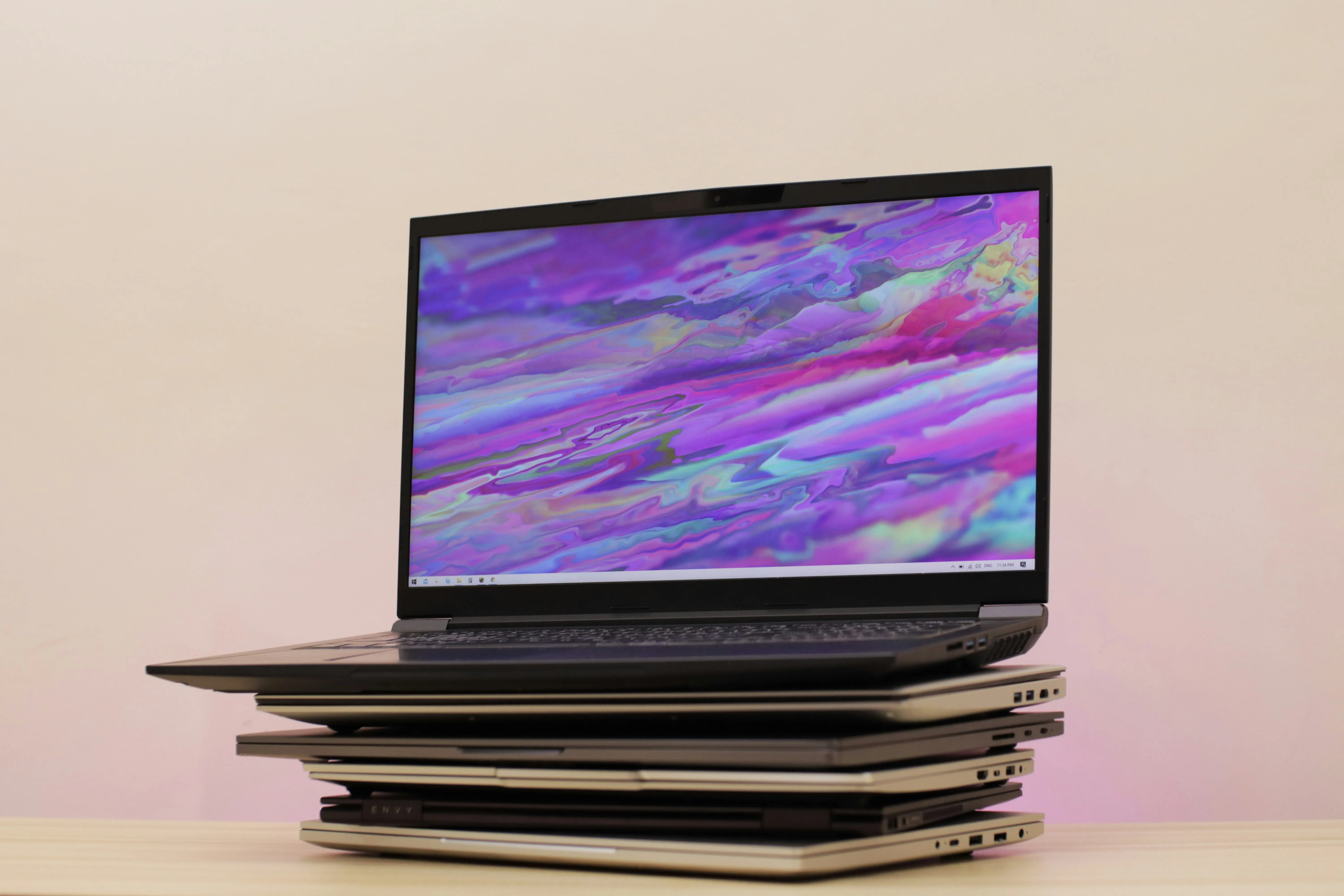 Ein Stapel Laptops – die Geräte, die in den Bestand kommen