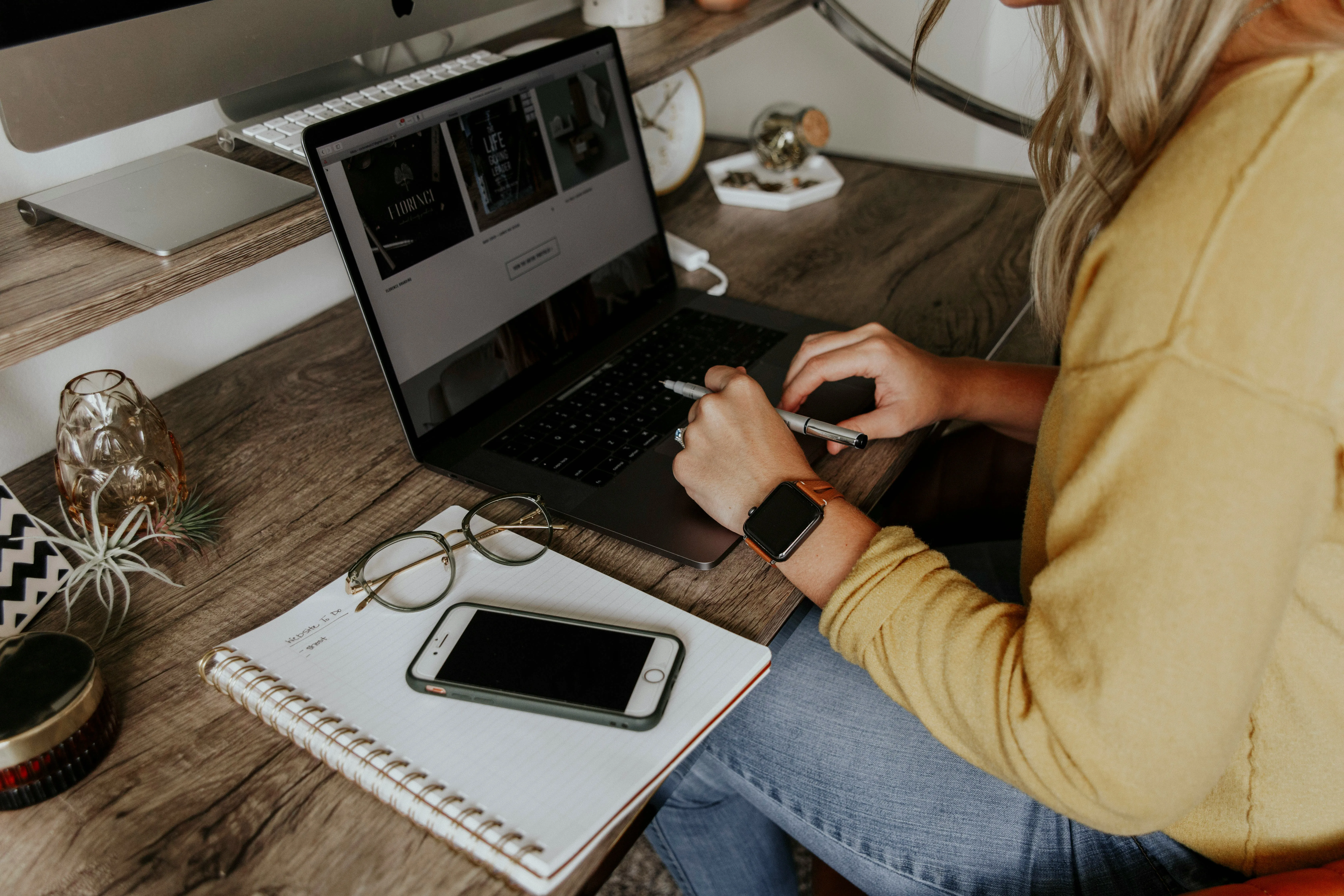 Selbstständige arbeitet am Laptop und behält ihre IT im Blick