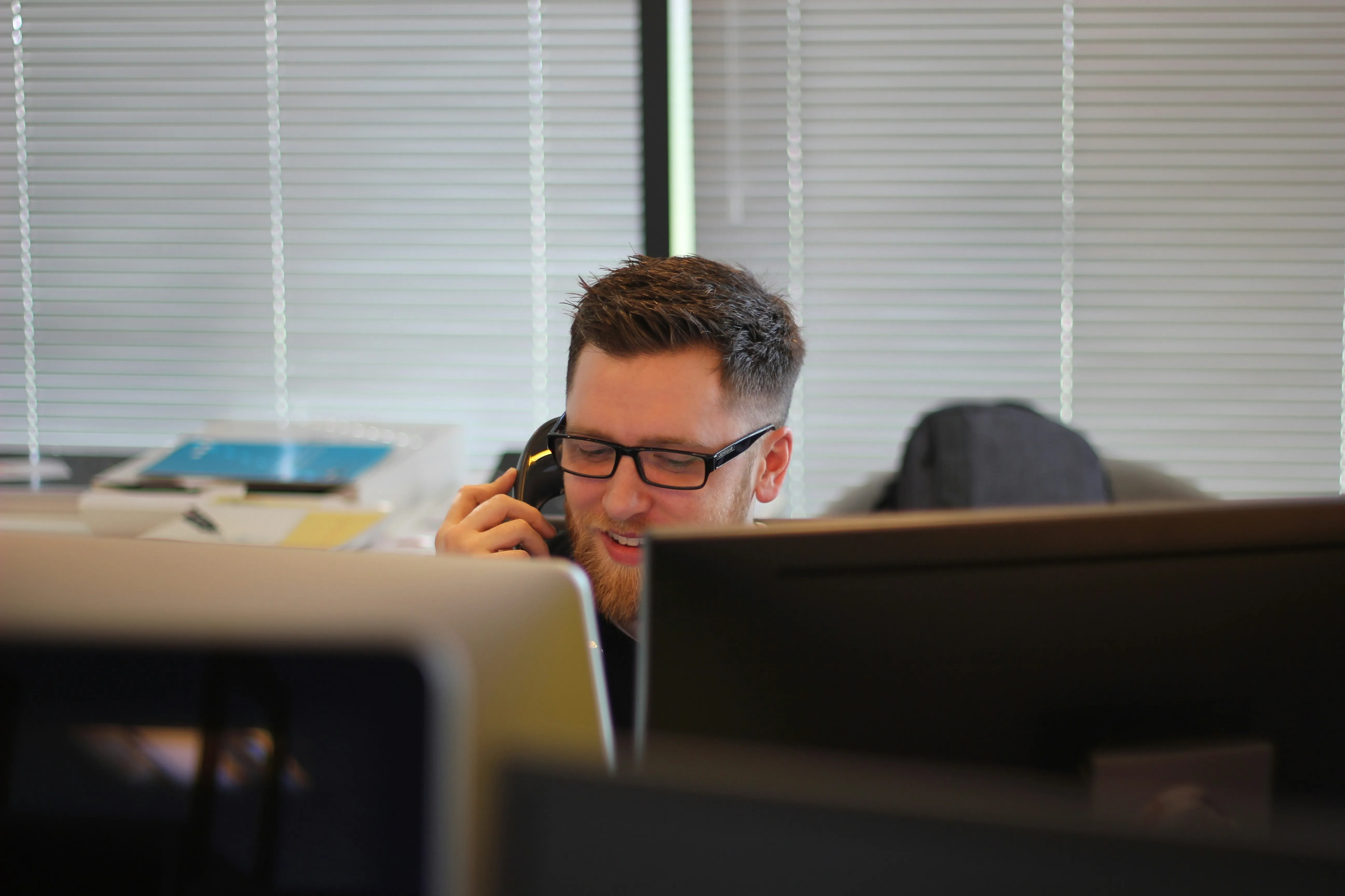 Mitarbeiter am Telefon im Büro